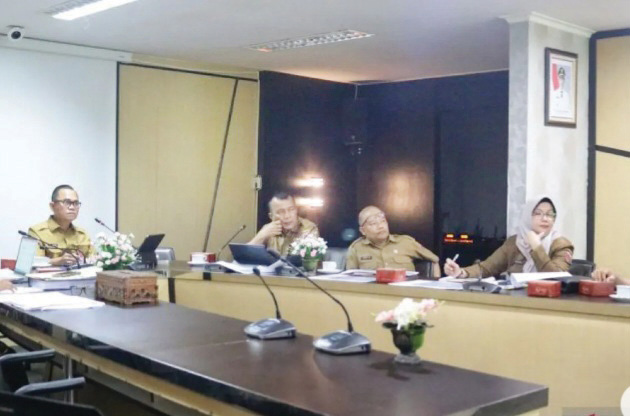 RAPAT KOORDINASI— Pjs Wali Kota Bukittinggi dalam Rapat koordinasi dilakukan bersama Asisten II, Kadis PU Bagian Perekonomian dan PDAM Tirta Jam Gadang, di BCC Bukittinggi, Jumat (11/10).