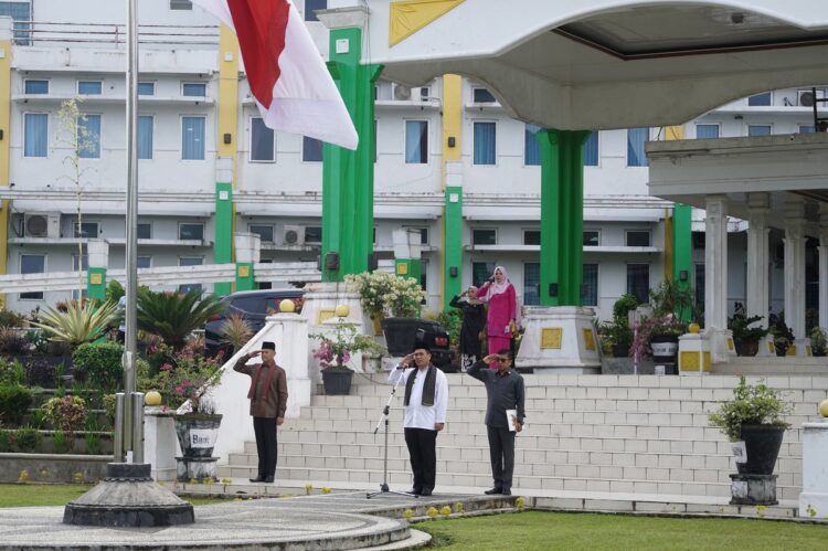 Pimpin Apel Perdana, Pjs Bupati Urai Rincian Tugas dan Ingatkan Netralitas ASN 1 PIMPIN APEL GABUNGAN— Pjs Bupati Limapuluh Kota, Ahmad Zakri saat memimpin apel perdana sebagai Pjs Bupati, di halaman kantor bupati, Senin (30/9).