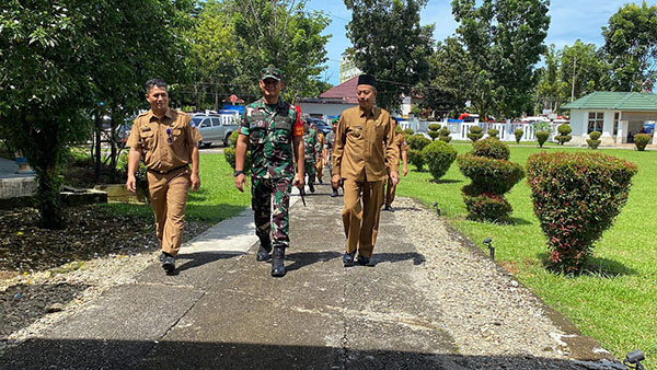 SAMBUT—Plt. Bupati Pasbar, Risnawanto, saat menerima kunker Kodim 0305 Pasaman di rumah dinas Wakil Bupati Pasbar, menyambut baik kedatangan Dandim 0305