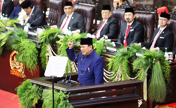 PIDATO— Presiden Prabowo Subianto menyampaikan pidato usai dilantik pada sidang paripurna MPR di Gedung Nusantara, 
Kompleks Parlemen, Senayan, Jakarta, Minggu (20/10).