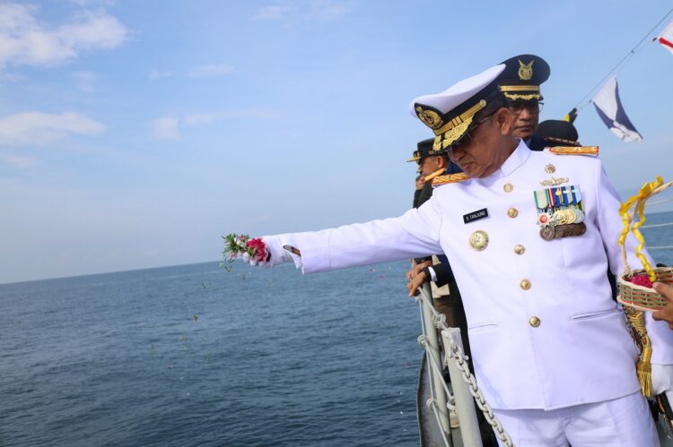 TABUR BUNGA— Danlantamal II Padang Laksamana Pertama TNI Sarimpunan Tanjung  saat melakukan tabur bunga dari atas KRI Kala Hitam di perairan Telukbayur, Kamis (3/10).