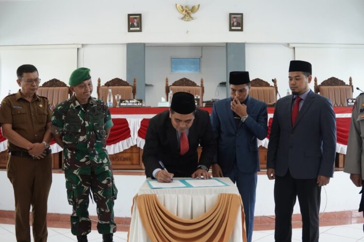 RPJPD 2025-2045 Fokus Wujudkan Limapuluh Kota Madani 1 TANDATANGAN—Pjs. Bupati Lima Puluh Kota saat menandatangani RPJPD Limapuluh Kota, disaksikan Ketua DPRD Doni Ikhlas dan serta wakil ketua DPRD.