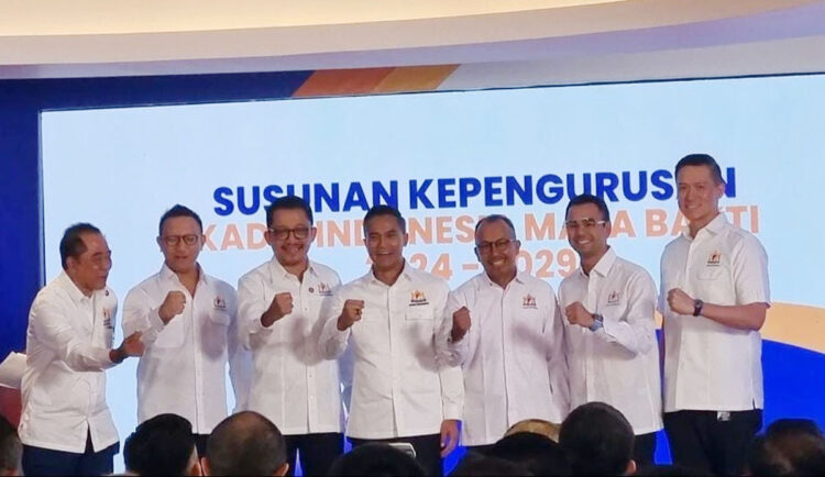 Resmi Jabat Waketum Kadin, Raffi Ahmad Siap Bersinergi dengan Pemerintahan Prabowo 1 SUSUNAN PENGURUS— Ketua Umum Kadin Indonesia Anindya Bakrie mengumumkan susunan pengurus Kadin
Indonesia periode 2024-2029.