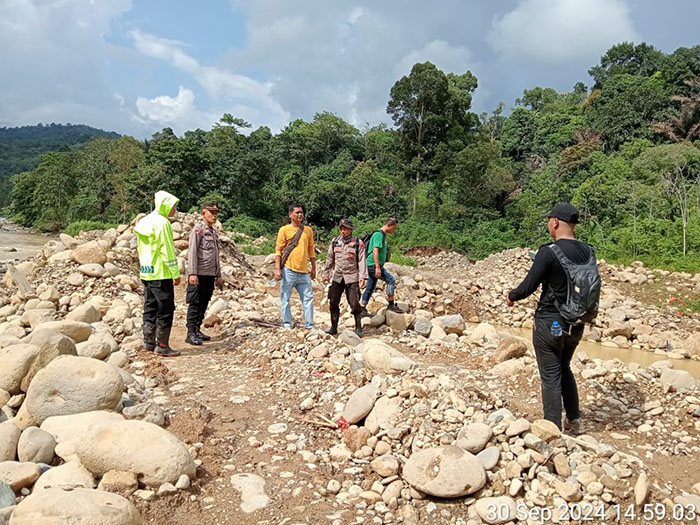 Polres Pasbar Kembali Razia Tambang Emas Illegal 1 RAZIA TAMBANG—Tim Gabungan Polres Pasaman Barat (Pasbar) dan Polsek Talamau, saat melakukan razia Tambang Emas Ilegal di Jorong Tombang Nagari Sinurut Kecamatan Talamau.
