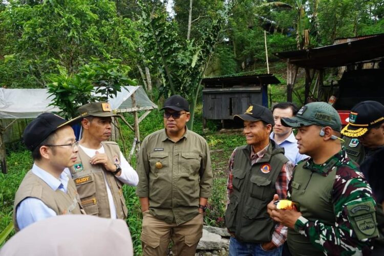 TINJAU LOKASI— Pj  Bupati Tanah Datar Arry Yuswandi, bersama Dandim dampingi ICL saat peninjauan ke lapangan untuk pemasangan Multi Hazard Early Warning System (MHEWS).