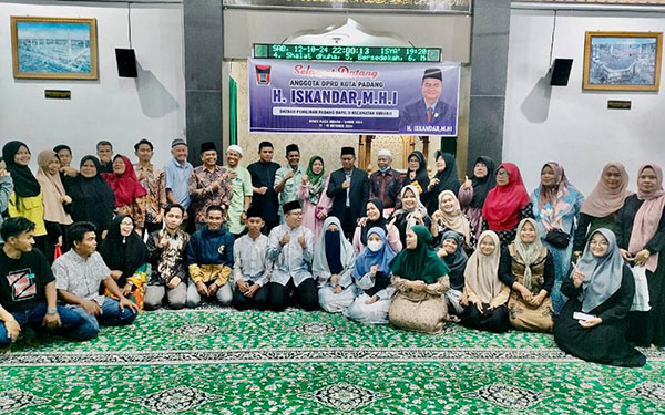 JEMPUT ASPIRASI WARGA— Anggota DPRD Kota Padang dari Dapil II Kecamatan Kuranji, Iskandar melakukan reses di Masjid Raya Ampang dan Gedung Serba Guna RT 01 RW 02  Kelurahan Ampang, Kecamatan Kuranji.
