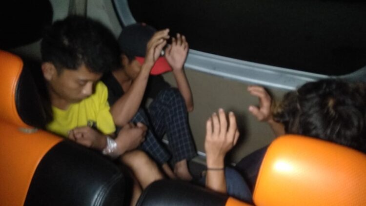 PENGEDAR GANJA— Tiga pelaku yang terlibat kasus peredaran 
daun ganja kering ditangkap jajaran Satresnarkoba Polresta Bukittinggi. 
Dua di antaranya masih di bawah umur.