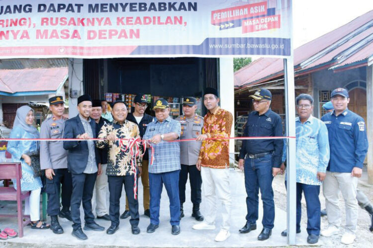 KAMPUNG PENGAWAS PEMILU— Sekretaris Daerah Kabupaten Agam, Drs. Edi Busti, M.Si., menghadiri sosialisasi sekaligus peresmian Kampung Pengawas Pemilu di Nagari Salareh Aia Barat, Kecamatan Palembayan, Sabtu (19/10).