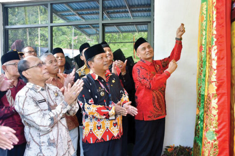 Museum Adat dan Kebudayaan Nagari Pasia Laweh Diresmikan 1 PERESMIAN—Pjs Bupati Agam, Endrizal, lakukan peresmian Museum Adat dan Kebudayaan Nagari Pasia Laweh (MAKNA) yang bertepatan dengan Hari Museum Nasional ke-62 Tahun, Aula Kantor Walinagari Pasia Laweh, Palupuh,Sabtu (12/10).