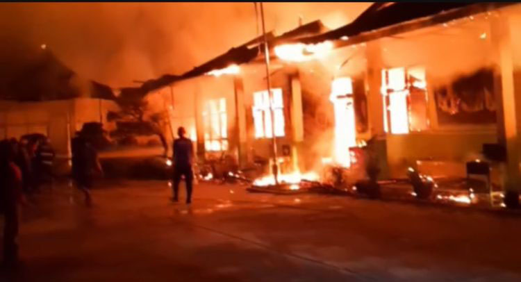 SDN 04 Balai Rupi Dilahap si Jago Merah, Hanguskan 8 Ruang Kelas dan Puluhan Laptop, Puluhan Siswa Terpaksa Mengungsi Belajar 1 KEBAKARAN— Kondisi SDN 04 Balai Rupi, Nagari Simalanggang, Kecamatan Payakumbuh,
Kabupaten Limapuluh Kota yang mengalami kebakaran.