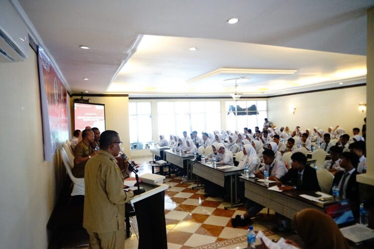 Berikan Pendidikan Politik Bagi Generasi Muda, Pjs. Bupati Buka Pelatihan Bagi 100 Siswa SMA 1 BUKA—Saat membuka secara resmi kegiatan itu, Pjs. Bupati Tanah Datar Arry Yuswandi berikan sambutan.