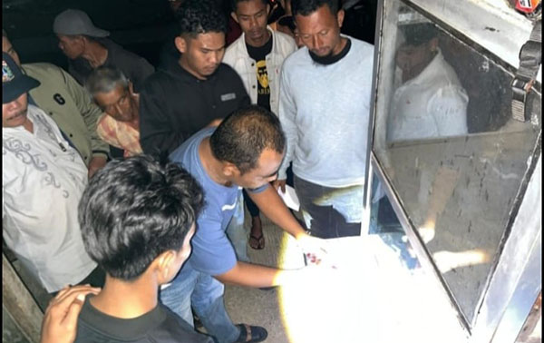 PENGEDAR SABU— Pelaku Ang (29) yang diduga sebagai pengedar sabu ditangkap Tim Kelelawar di Kecamatan 
Tanjung Raya, Agam.