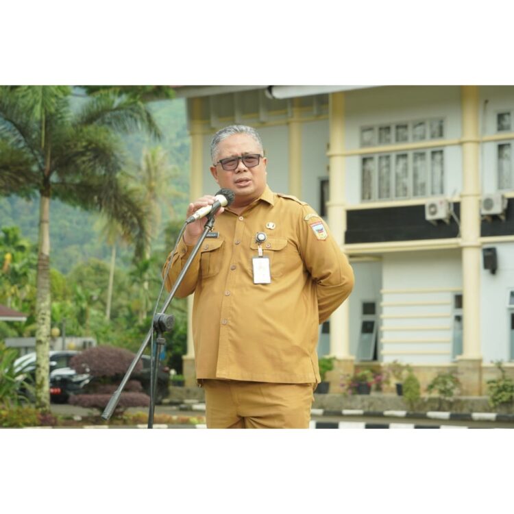 SAMBUTAN—Sekda Kabupaten Solok Selatan  PH. Syamsurizaldi berikan sambutan saat pimpin apel gabungan, Senin (7/10).