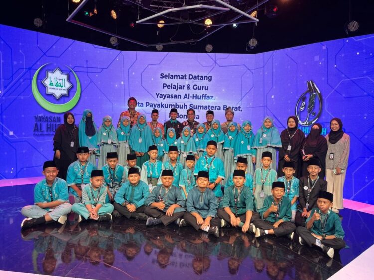 Sekolah Al Huffazh Payakumbuh Rihlah Edukasi ke TV Alhijrah Malaysia 1 RIHLAH KE MALAYSIA— Ketua Yayasan Al Huffazh Kota Payakumbuh, Edi Kusmana, SE, MM bersama puluhan Santri saat melakukan rillah edukasi ke Malaysia.