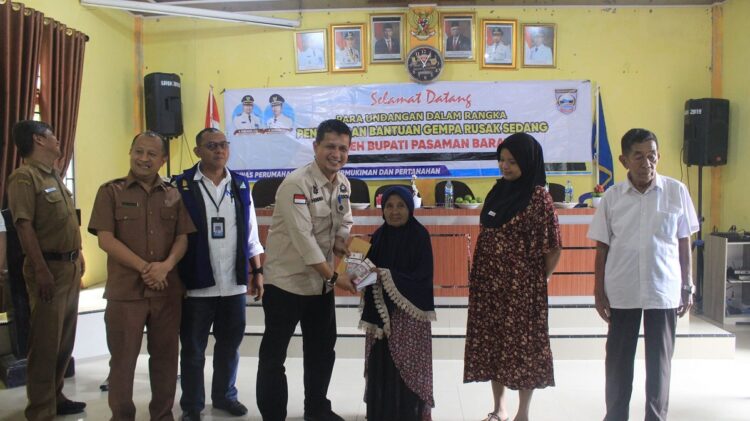 BANTUAN—Sekretaris Daerah (Sekda) Kabupaten Pasaman Barat (Pasbar), Hendra Putra, saat menyalurkan 45 unit bantuan gempa kategori rusak sedang di Kantor Wali Nagari Kajai, Selasa (1/10).