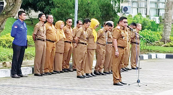 APEL GABUNGAN— Pj Sekda Kota Padang, Yosefriawan, memberi arahan kepada ASN Pemko untuk tetap menjaga netralitas pada Pilkada 27 November mendatang, saat memimpin apel gabungan di Balaikota, Senin (7/10).