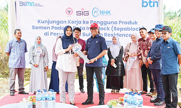 PENYERAHAN KUNCI RUMAH— Direktur Utama PT Semen Padang Indrieffouny Indra, menyerahkan kunci rumah kepada konsumen di perumahan Sulthan Residence, Kabupaten Pasbar, yang dibangun oleh PT Narendra Hutama Karya menggunakan produk Sepablock dan Semen Padang yang ramah lingkungan.