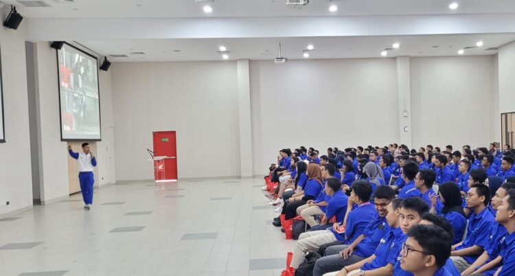 Diikuti Ribuan Mahasiswa, AHM Gelar Seminar Keselamatan Berkandara “Slow Down, Life Up” 1 SEMINAR-PT AHM bersama jaringan main dealer di Tanah Air mengajak 4.590 anak muda mewujudkan budaya keselamatan berkendara di jalan raya melalui kegiatan seminar.