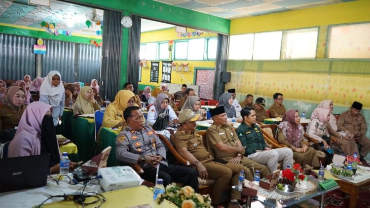 ARAHAN—Pjs. Bupati Solok Selatan Adib Alfikri memberikan arahan terkait terpilihnya dua madrasah tingkat tsanawiyah dan Aliyah di Solok Selatan menjadi dua sekolah masuk dalam daftar penilaian Usaha Kesehatan Sekolah/Madrasah (UKS/M) terbaik di Sumatera Barat.
