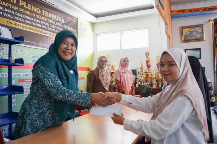 Serahkan Bantuan untuk Korban Kebakaran di Balai Balai