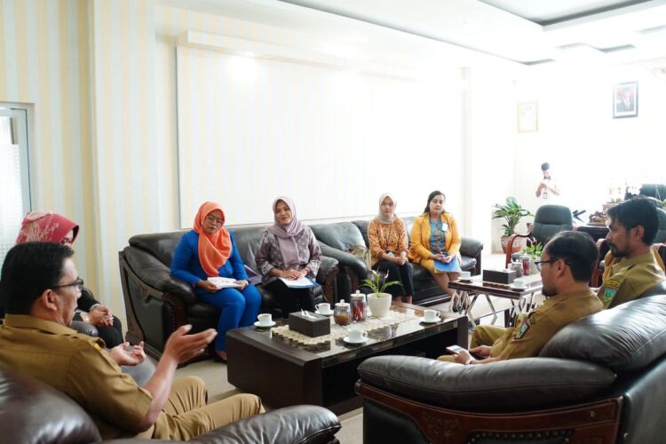 Bersama Bank Nagari dan Bank Mandiri, Serahkan KKPD ke Pj Wako Sonny 1 TERIMA—Penjabat (Pj) Wali Kota, Sonny Budaya Putra, AP, M.Si terima KKPD yang diserahkan Kepala Cabang Bank Nagari, Imelda Angreini, SE saksikan Pj Sekdako, Dr. Winarno, Plh. Kepala BPKD, Zia Ul Fikri, SE, perwakilan Bank Mandiri di Ruang Kerja Wali Kota, Senin (14/10).