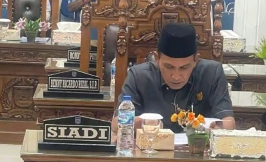 10 Tahun Liputan DPRD Kurang Dihargai, Berkat Perjuangan Siadi Keke, Hak Wartawan Terpenuhi 1 SIDANG— Siadi (Keke) dari Fraksi PPP anggota DPRD Sawahlunto tahun 2024-2029,
saat sidang Paripurna.