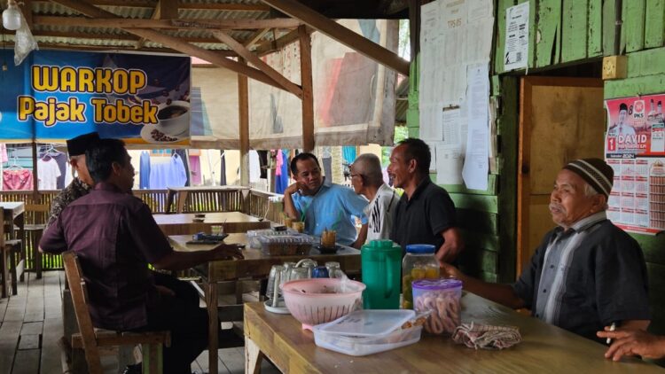 Silaturahmi di Pajak Tobek, Buya Feri Bicara Pendikan dan Kesehatan 1 DENGARKAN—Calon Wakil Bupati Lima Puluh Kota Ferizal Ridwan, mendengarkan aspirasi masyarakat Simalanggang, saat singgah bersilaturahmi.