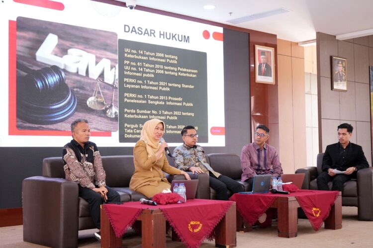 Kadis Kominfotik Jelaskan, Pentingnya Keterbukaan Informasi Publik di Polda Sumbar 1 SAMBUTAN—Kepala Diskominfotik Sumbar Siti Aisyah saat berikan sambutan pada acara kemarin , di Aula Gedung Polda Sumbar,