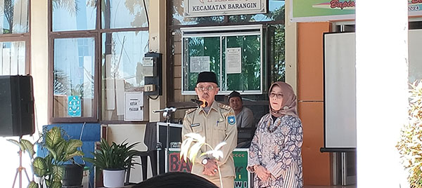 Masuki Purna Tugas, Subandi Camat Barangin Gelar Perpisahan 1 SAMBUTAN—
Subandi, Camat Barangin berikan sambuta n pada acara silaturahmi masa purna tugasnya.