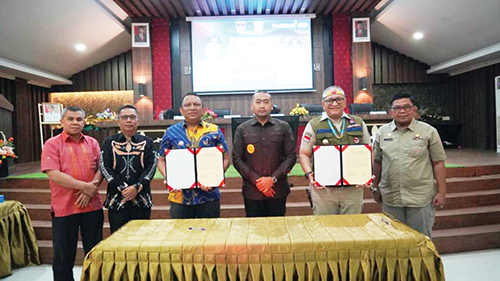 TANDATANGAN PKS—  Pj Walikota Padang, Andree Algamar bersama Pj Bupati Kepulauan Mentawai melakukan penandatanganan PKS dalam 4 bidang.