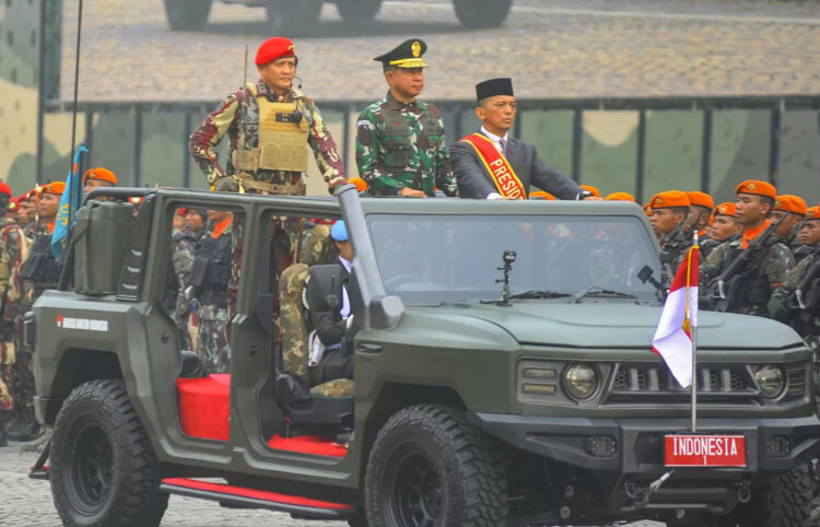 Peringatan HUT ke-79, TNI Tegaskan Komitmen untuk Terus Modernisasi Alutsista 1 GLADI BERSIH-Panglima TNI Jenderal Agus Subiyanto bersama Komandan Upacara Mayjen TNI Djon Afriandi memeriksa
pasukan dalam gladi bersih Hari Ulang Tahun (HUT) ke-79 TNI.