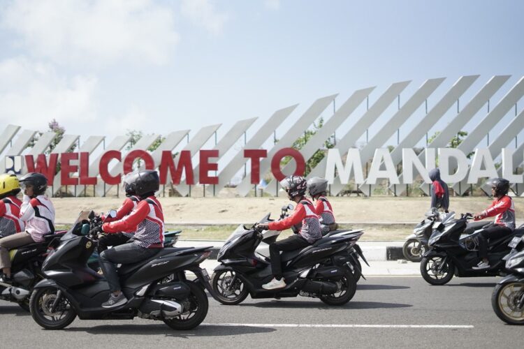TOURING KE MANDALIKA— Komunitas Honda PCX berkendara menuju sirkuit Mandalika guna mendukung para pebalap Astra Honda di GP Mandalika dan Asia Talent Cup.