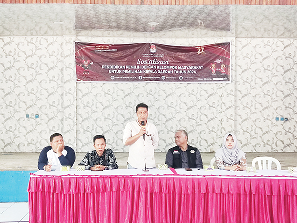 Targetkan Partisipasi Pemilih Meningkat, KPU Sijunjung Ajak Kelompok Tani Sukseskan Pilkada 2024 1 SOSIALISASI— KPU Sijunjung menggelar sosialisasi pendidikan pemilih dengan kelompok masyarakat untuk Pilkada 2024, Senin (7/10) di UDKP Kantor Camat IV Nagari.