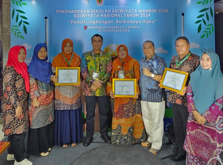 FOTO BERSAMA— Sekda Rida Ananda Poto bersama dengan penerima adiwiyata Nasional 2024.