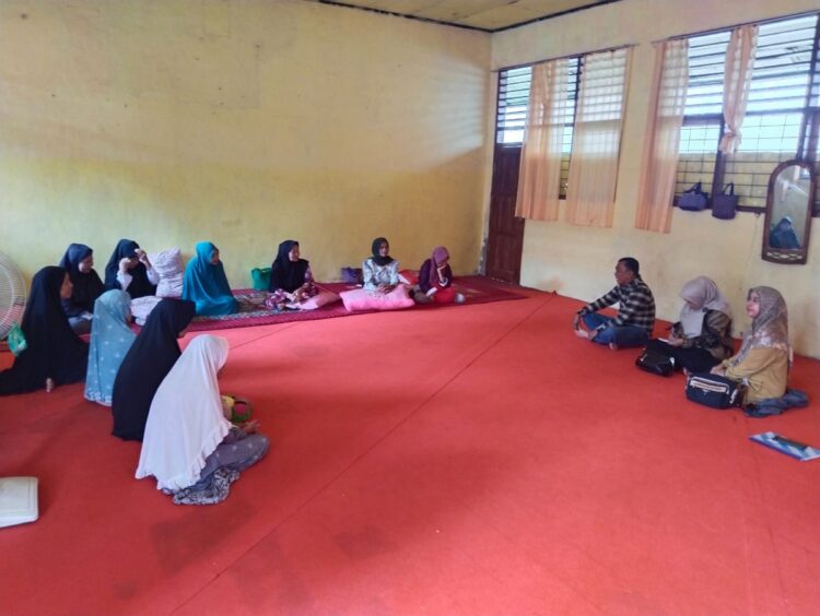 Pembinaan Program Lansia Tangguh, TP PKK Kunjungi Istana Lansia 1 ARAHAN—Pengurus Pokja IV Tim Penggerak PKK Kota Solok, Rafdi Hendra berikan arahan pada lansia saat kunjungannya kemarin ke Istana Lansia.