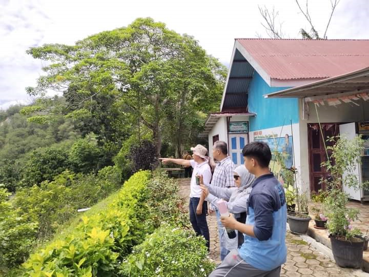 Tim WTBOS Terlusuri Sejarah Tambang di Kota Sawahlunto 1 WTBOS—Tim WTBOS dari Dirjen Kebudayaan Kememdikbudristek Jakarta yang didampingi oleh Kadis Kebudayaan Hilmed Rajomangkuto
dalam kegiatan WTBOS (Warisan Tambang Batubara Ombilin Sawahlunto).