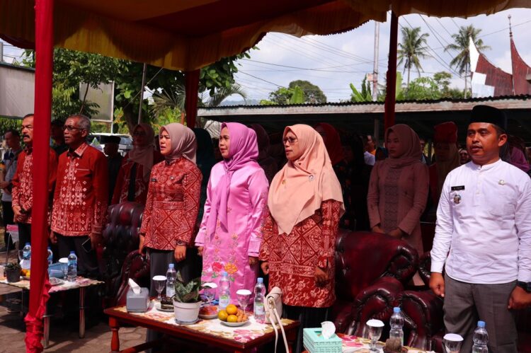 PENILAIAN— Tim penilaian LPM terbaik tingkat Payakumbuh mendatangi LPM Kelurahan Balai Panjang, Koto Panjang.