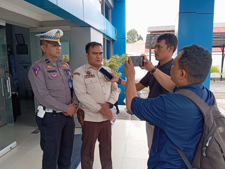 Tunggakan Pajak Kendaraan Samsat Payakumbuh Capai Rp40 Miliar 1 KETERANGAN PERS— Kepala Tata Usaha UPTD Pengelolaan Pendapatan Daerah di Payakumbuh, Fikri didampingi Kanit Regident Satlantas Polres Payakumbuh, IPDA Firman Zulkarnain, memberi keterangan pers kepada wartawan.