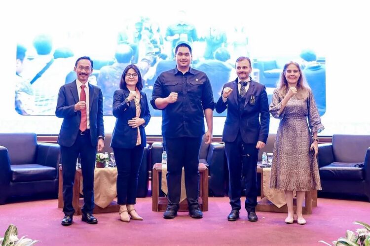 UNOCT dan Kemenpora Gelar Seminar Internasional di Bali, Bahas Peran Olahraga dalam Perdamaian 1 SEMINAR INTERNASIONAL— Menpora Dito Ariotedsjo (tengah) bersama Ketua Umum PSSI Ratu Tisha Destria, United Nations Resident Coordinator Gita Sabharwal, Koordinator UNOCT Global Sports Programme Valerio de Divi.
