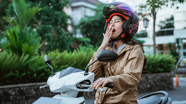 Honda Hayati Berikan Tips Aman Berkendara Sepeda Motor di Jalan Raya 1 TIPS— Hindari berkendara saat lelah atau mengantuk karena dapat menurunkan konsentrasi dan refleks Anda.