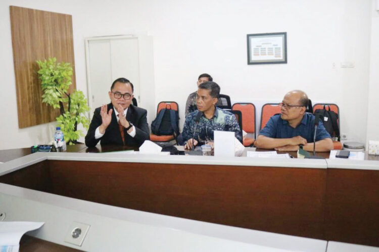 DISKUSI— Pj Walikota Bukittinggi, Hani Syopiar Rustam, didampingi Pj Sekda Elqadri, Kadis PUPR Rahmat AE, Kadis Perkim Ebyuleris, serta perwakilan Bappelitbang, bertemu dengan Kepala Pusat Fasilitasi Infrastruktur Daerah Kementerian PUPR, Krisno Yuwono, Jumat (18/10) yang lalu.