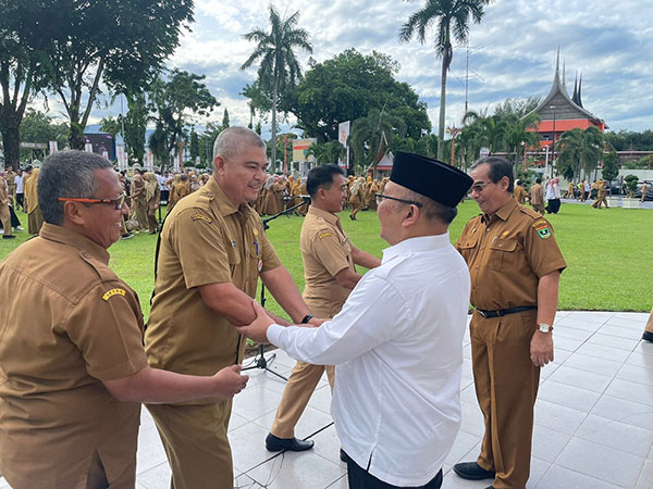 Plt Gubernur Tetapkan Erinaldi Sebagai Plh Sekda Provinsi Sumbar 1 SALAM— Usai ditetapkan sebagai Plh Sekdaprov Sumbar, Erinaldi usa pimpin apel disalami para ASN.