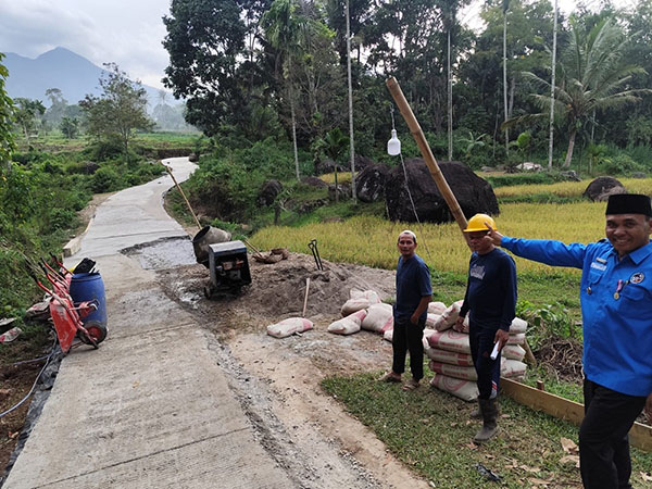 Perbaiki Jalan, Wali Nagari Balai Panjang Jawab Keluhan Warga 1 PERBAIKAN JALAN— Wali Nagari Balai Panjang Idris, ketika meninjau pengerjaan jalan yang dulunya tanah kini sudah dicor beton.