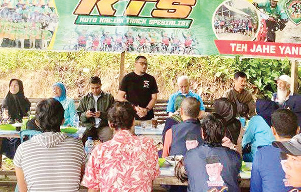 Warga Bukit Gado-Gado Dukung Iqbal jadi Wali Kota Padang, Buya Mahyeldi Gubernur 1 SILATURAHMI— Calon Wali Kota Padang Muhammad Iqbal, melakukan silaturahmi kepada masyarakat ke daerah Bukit Gado-gado, Kecamatan Padang Selatan bersama Buya Mahyeldi, Calon Gubernur Sumatera Barat pada hari Ahad, (13/10).