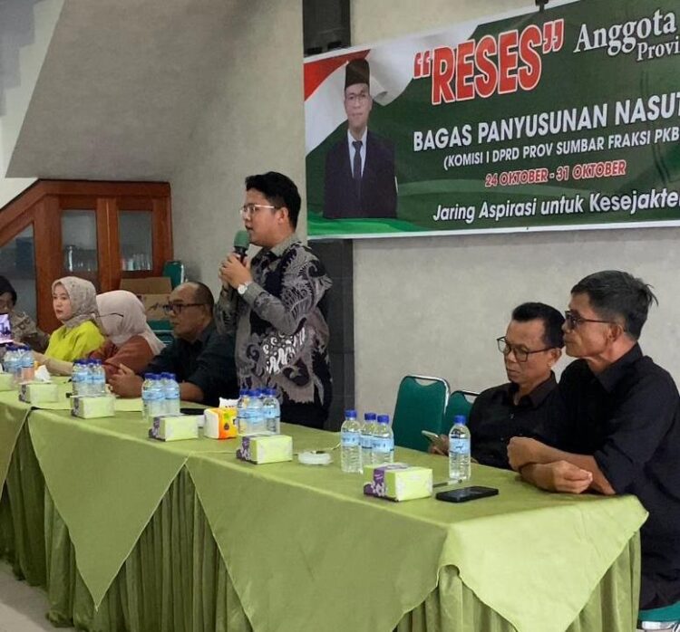 BERTEMU WARGA--Bagas Panyusunan Nasution, aAnggota DPRD Provinsi Sumatera Barat beremua warga saat  Reses di Kecamatan Talawi, Sawahlunto.