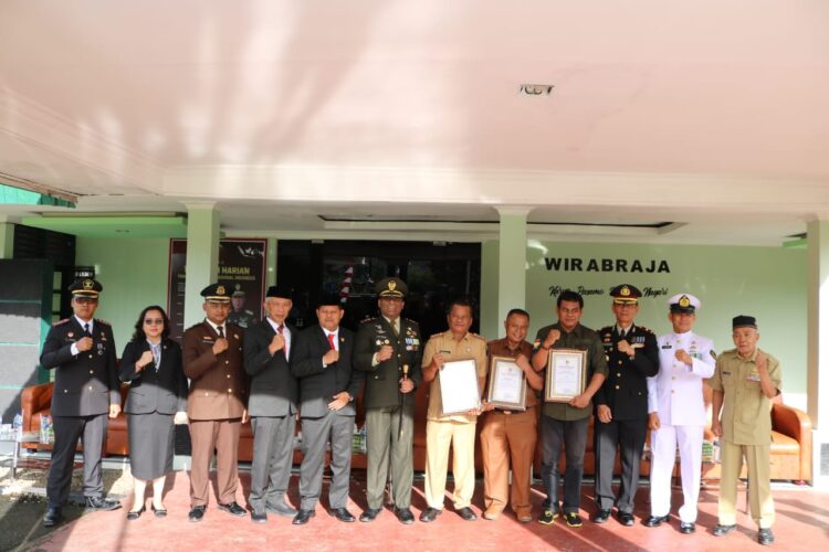 Pucak Peringatan HUT TNI Ke -79, Dandim 0311/ Pessel Serahkan Penghargaan 1 ae06793b dc4d 4b58 aa70 a75dd009b065