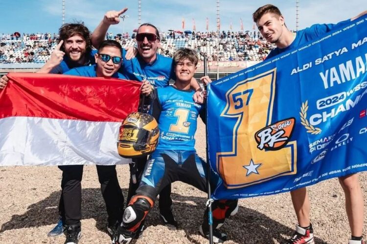 JUARA DUNIA— Aldi Satya Mahendra ketika merayakan juara dunia WSSP300.