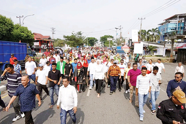 Annisa-Leli Usung Program Kerja Budaya, Anggaran Dana Khusus untuk Tokoh Adat dan Ulama 1 DIANTAR RIBUAN PENDUKUNG— Calon Bupati Kabupaten Dharmasraya, Annisa Suci Ramadhani saat diantarkan ribuan massa pendukung ke KPU Kabupaten Dharmasraya.