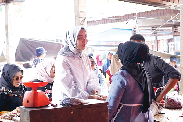 BLUSUKAN— Paslon Bupati-Wakil Bupati Dharmasraya, Annisa Suci Ramadhani-Leli Arni saat melakukan blusukan ke salah satu pasar yang ada di Kabupaten Dharmasraya.