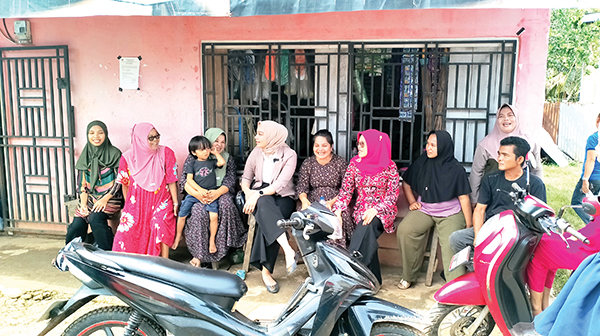 Distribusi Pembangunan Merata dan Adil, Annisa-Leli Janji Hapus Frasa ‘Daerah Buangan’ di Dharmasraya 1 BERBINCANG— Calon Bupati Kabupaten Dharmasraya nomor urut 2, Annisa Suci Ramadhani saat berbincang dengan masyarakat di Kecamatan Asam Jujuhan.